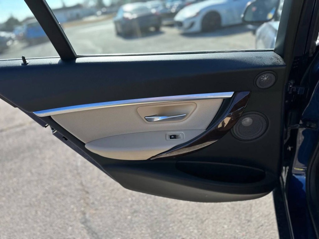 2017 BMW 3 Series Image 22