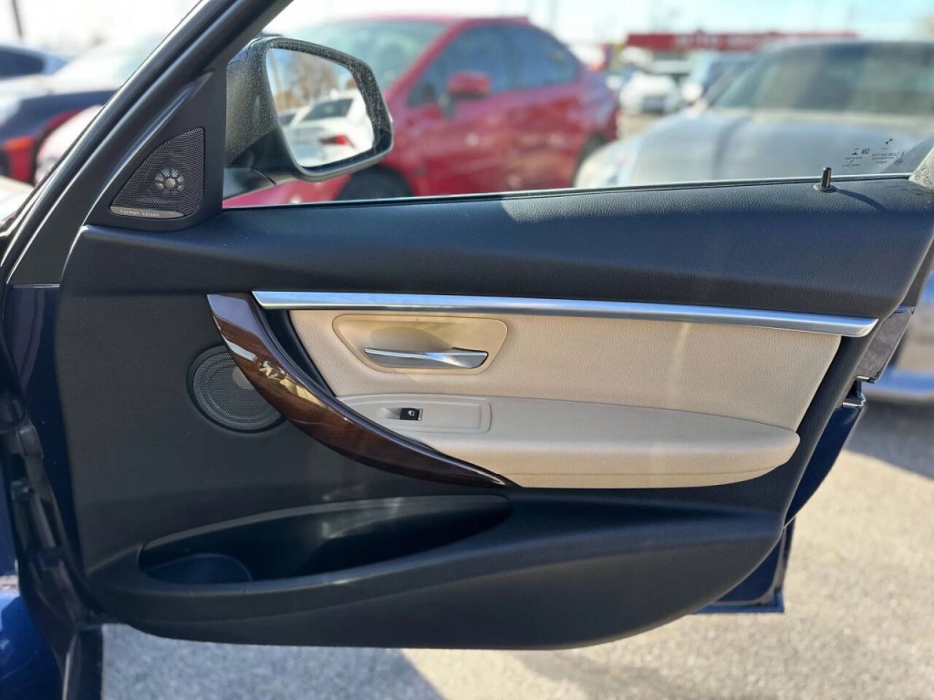 2017 BMW 3 Series Image 23
