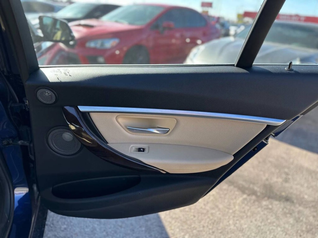 2017 BMW 3 Series Image 24