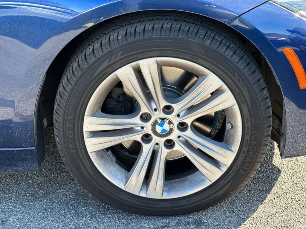 2017 BMW 3 Series Image 25