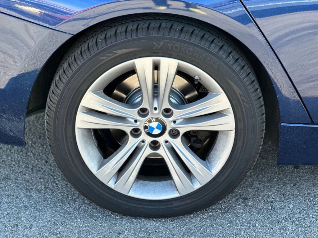 2017 BMW 3 Series Image 26