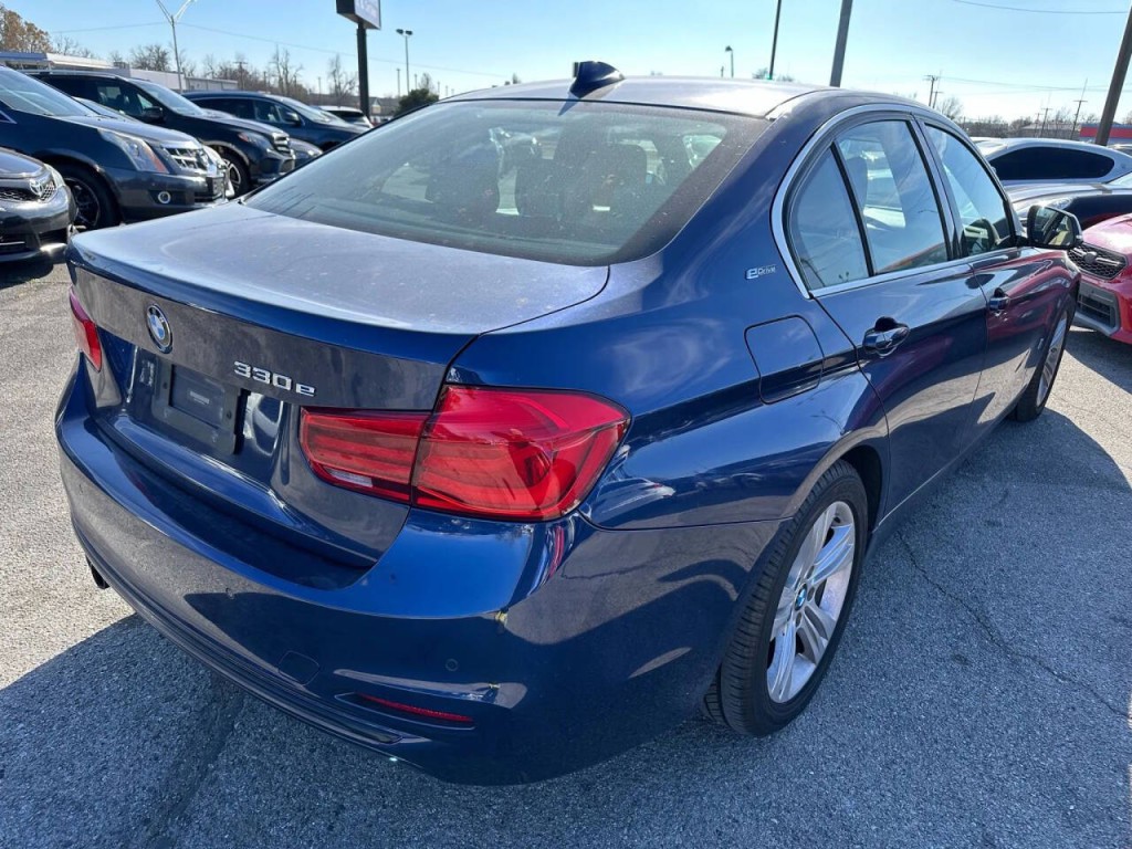 2017 BMW 3 Series Image 33