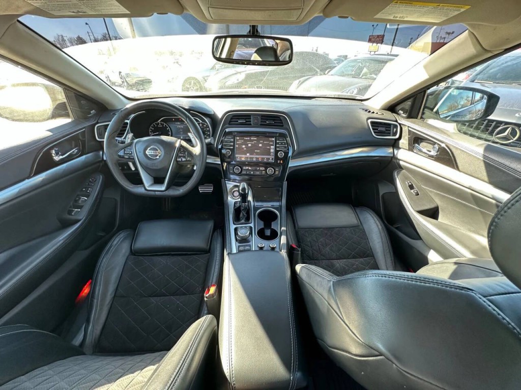 2017 Nissan Maxima Image 2