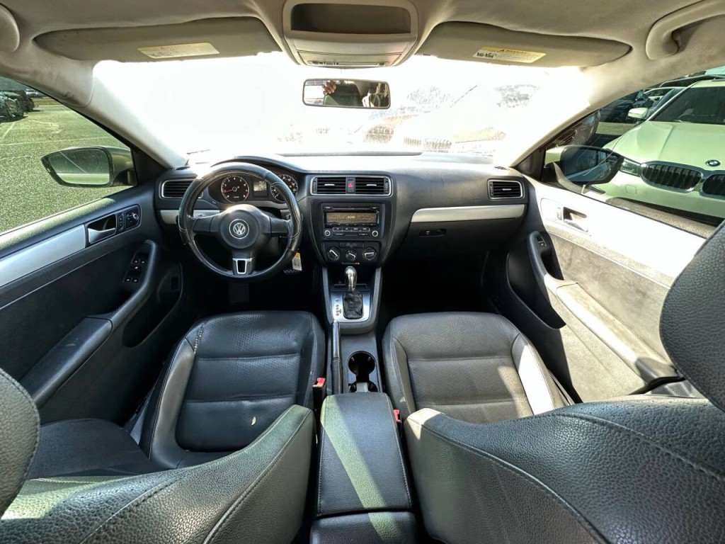 2013 Volkswagen Jetta Image 2