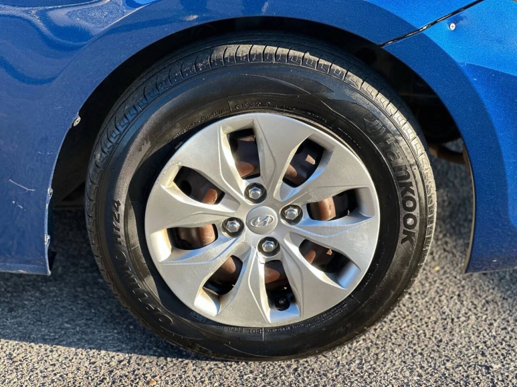 2015 Hyundai Accent Image 25