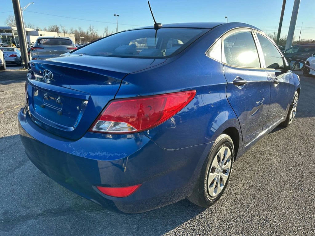 2015 Hyundai Accent Image 31