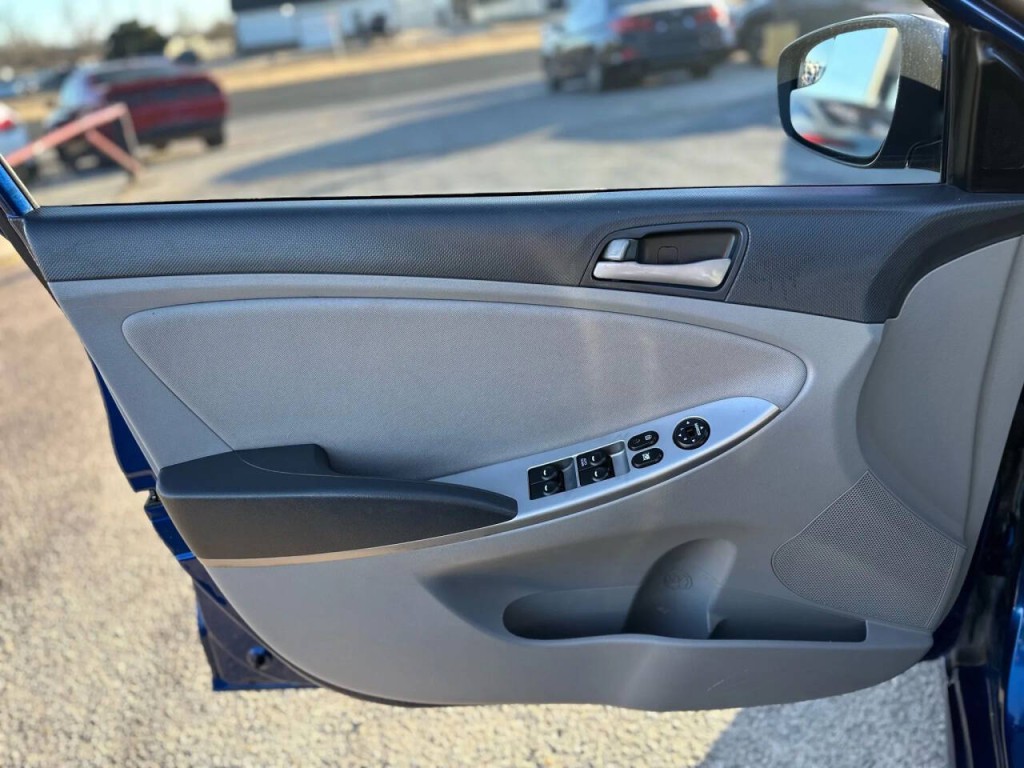 2015 Hyundai Accent Image 35