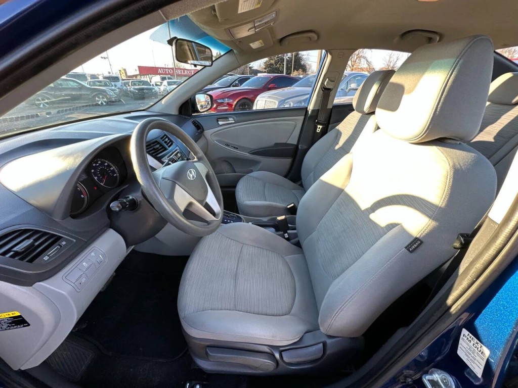 2015 Hyundai Accent Image 10