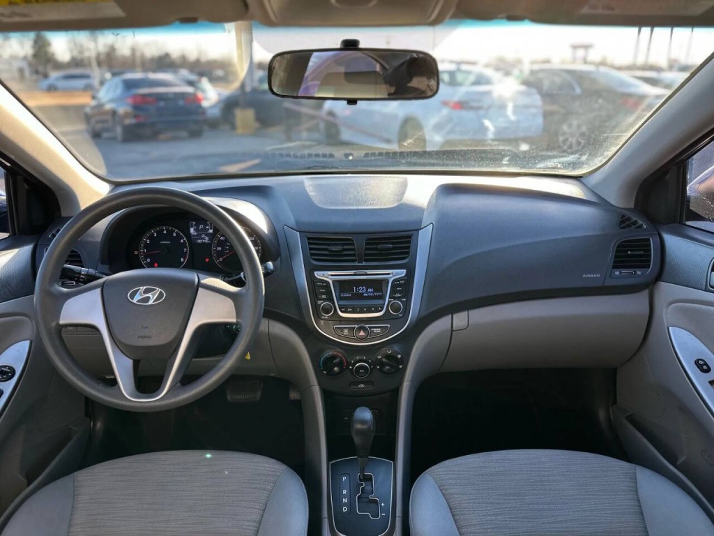 2015 Hyundai Accent Image 12