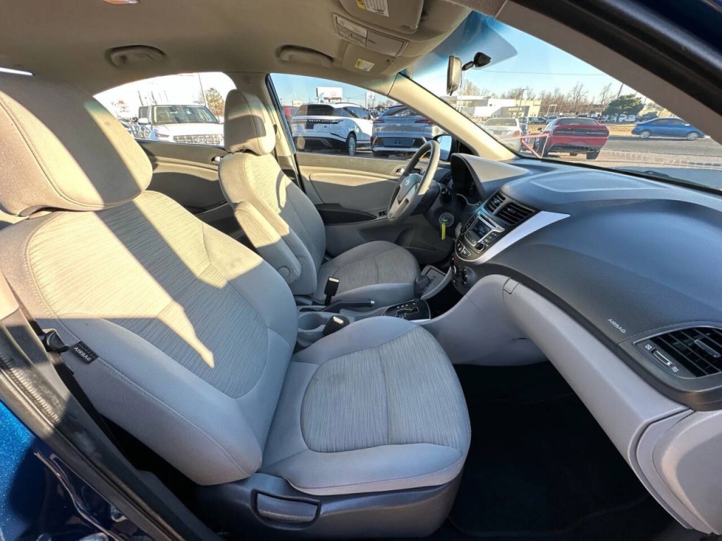 2015 Hyundai Accent Image 13