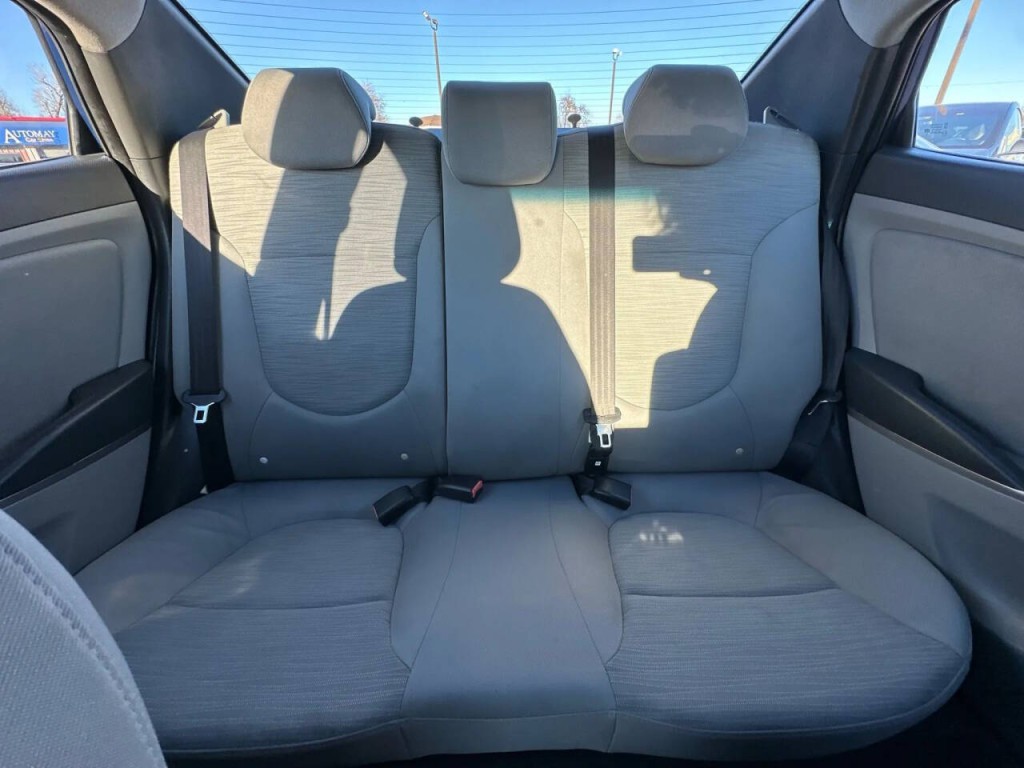 2015 Hyundai Accent Image 16