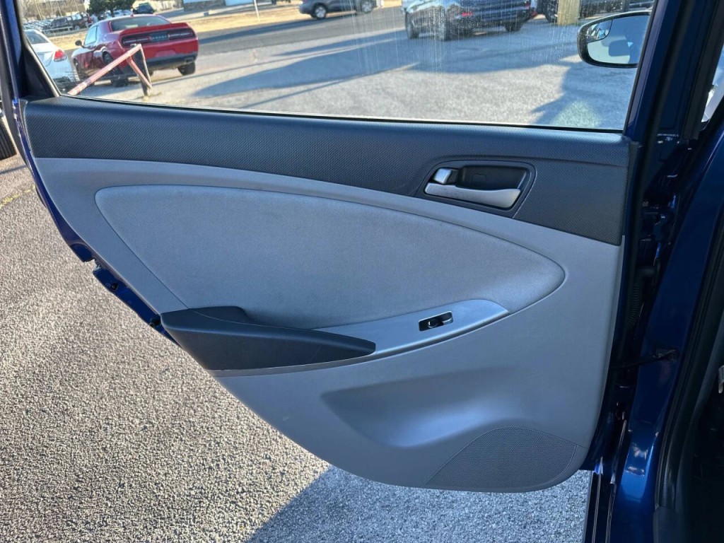 2015 Hyundai Accent Image 20