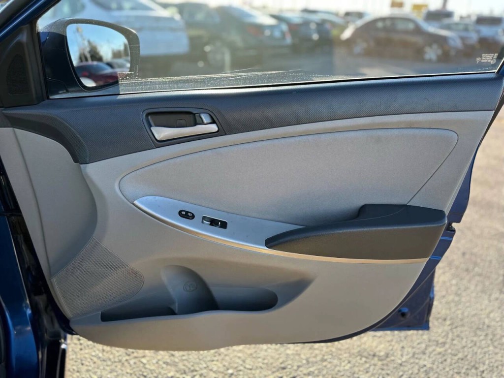 2015 Hyundai Accent Image 21