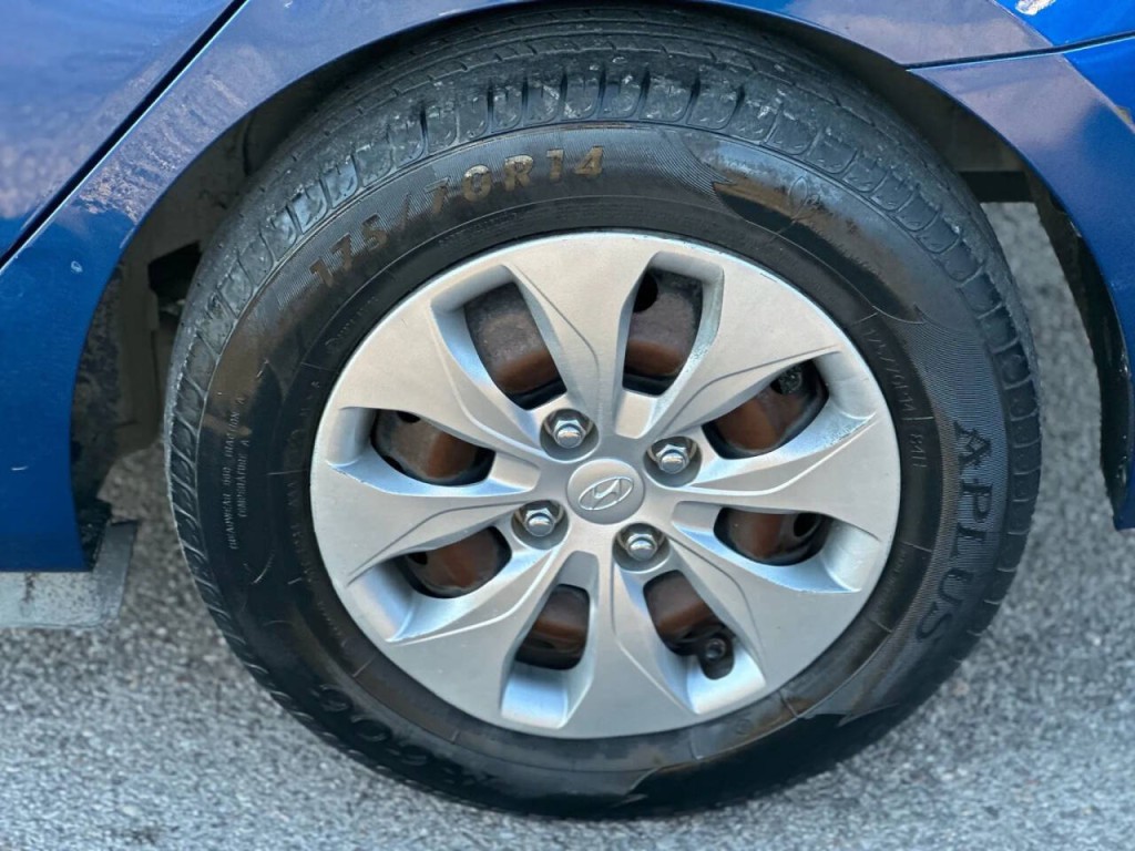 2015 Hyundai Accent Image 23