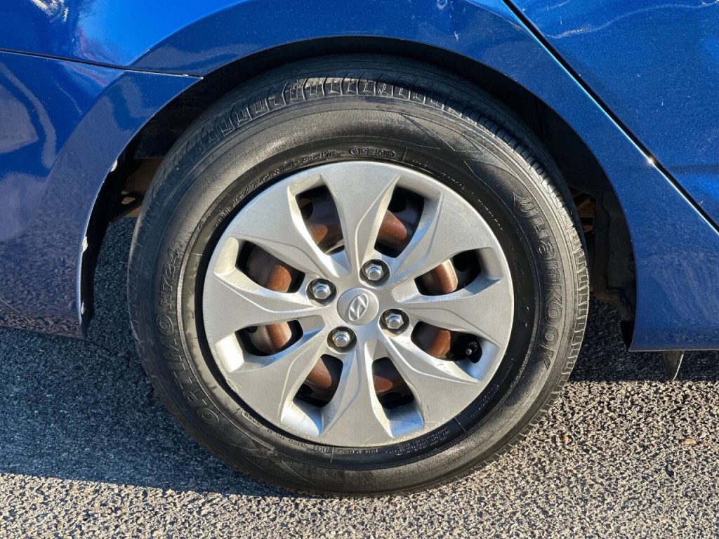 2015 Hyundai Accent Image 24