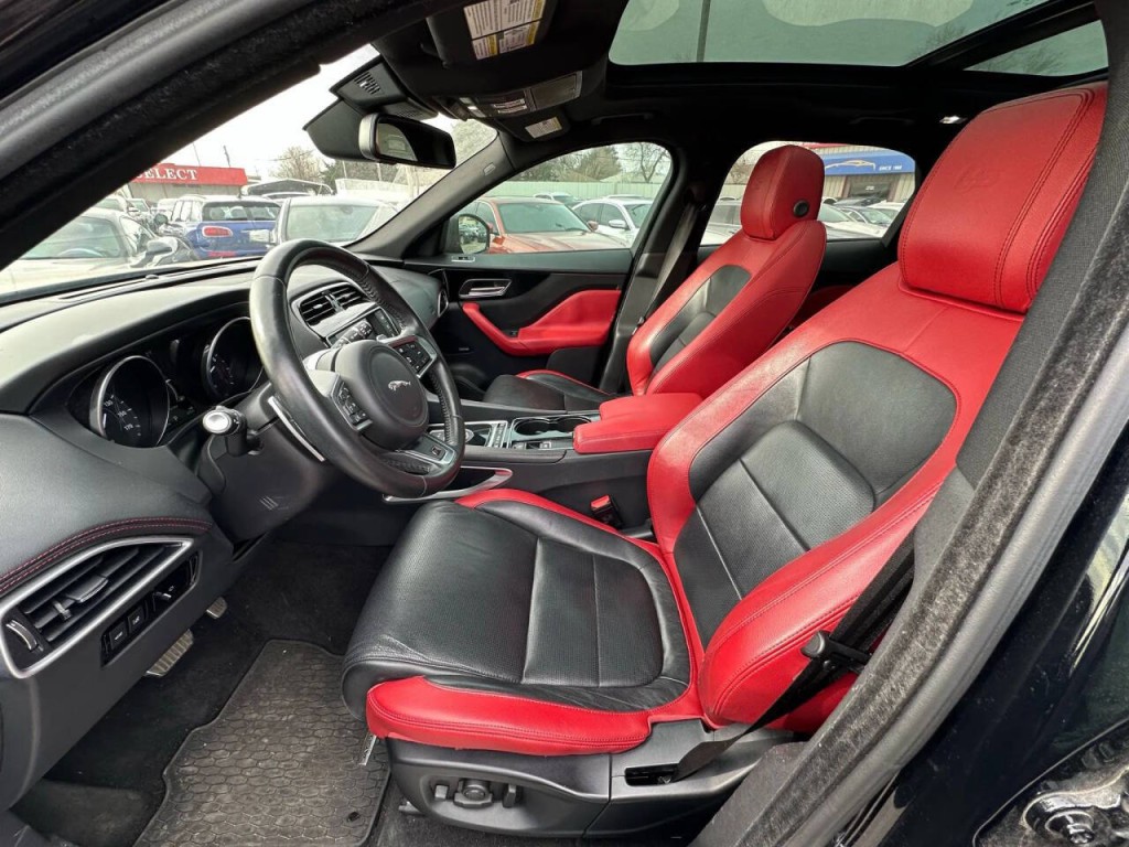 2017 Jaguar F-PACE Image 10