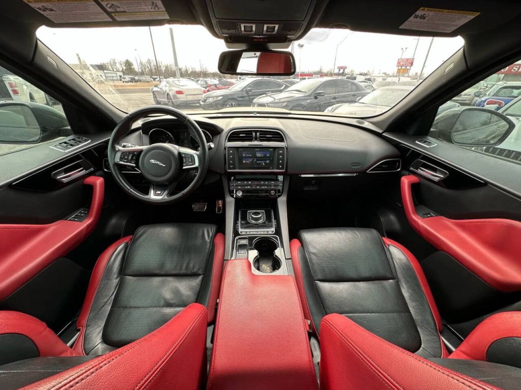 2017 Jaguar F-PACE Image 11