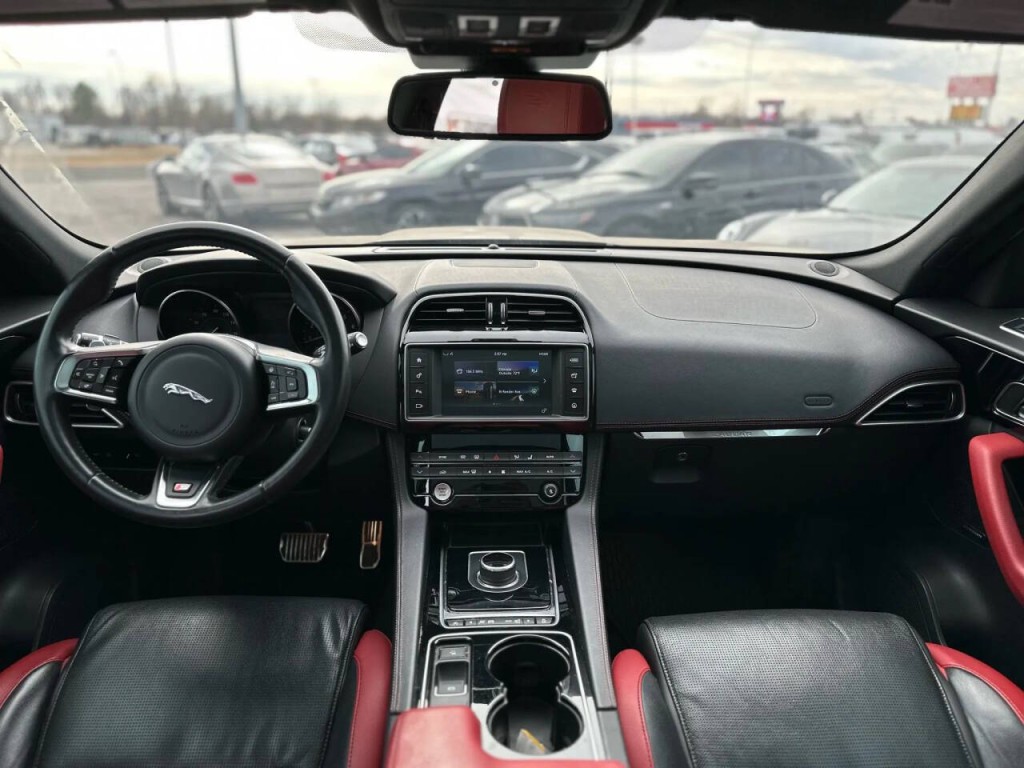 2017 Jaguar F-PACE Image 12