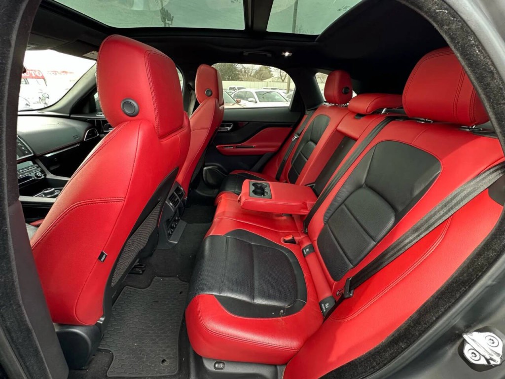 2017 Jaguar F-PACE Image 17