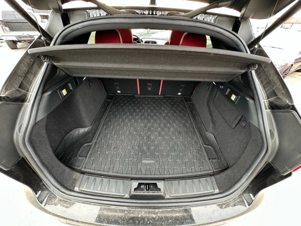 2017 Jaguar F-PACE Image 18