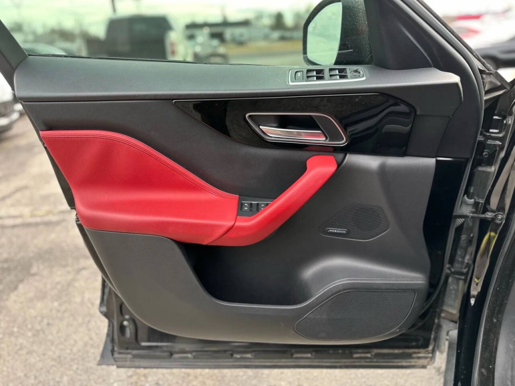 2017 Jaguar F-PACE Image 20