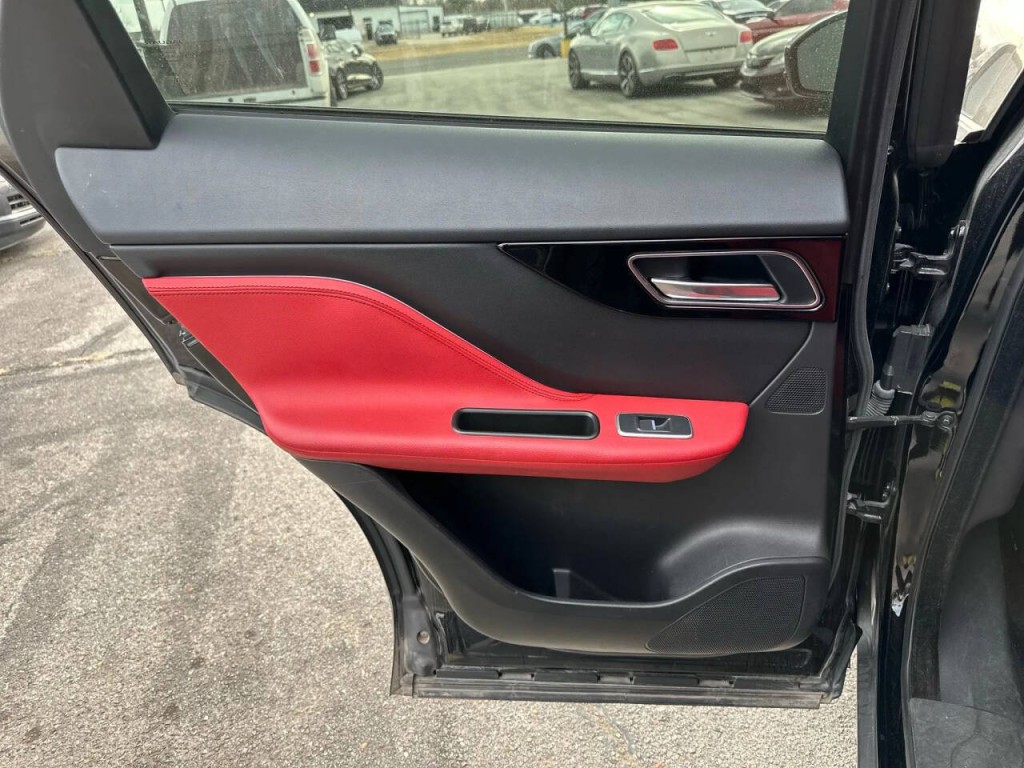 2017 Jaguar F-PACE Image 21