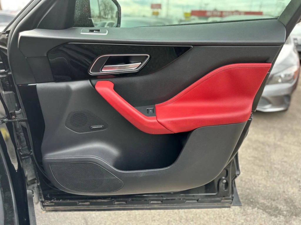 2017 Jaguar F-PACE Image 22