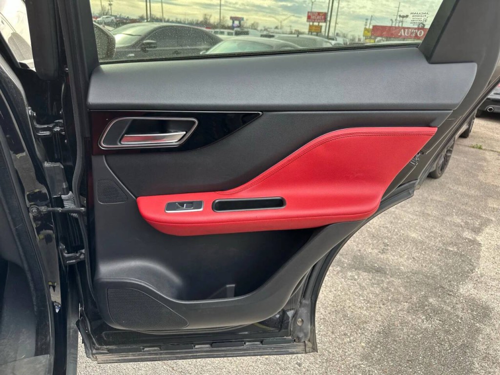 2017 Jaguar F-PACE Image 23