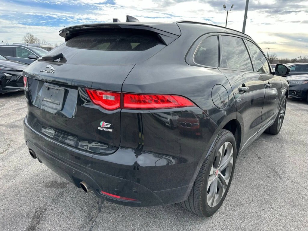 2017 Jaguar F-PACE Image 30