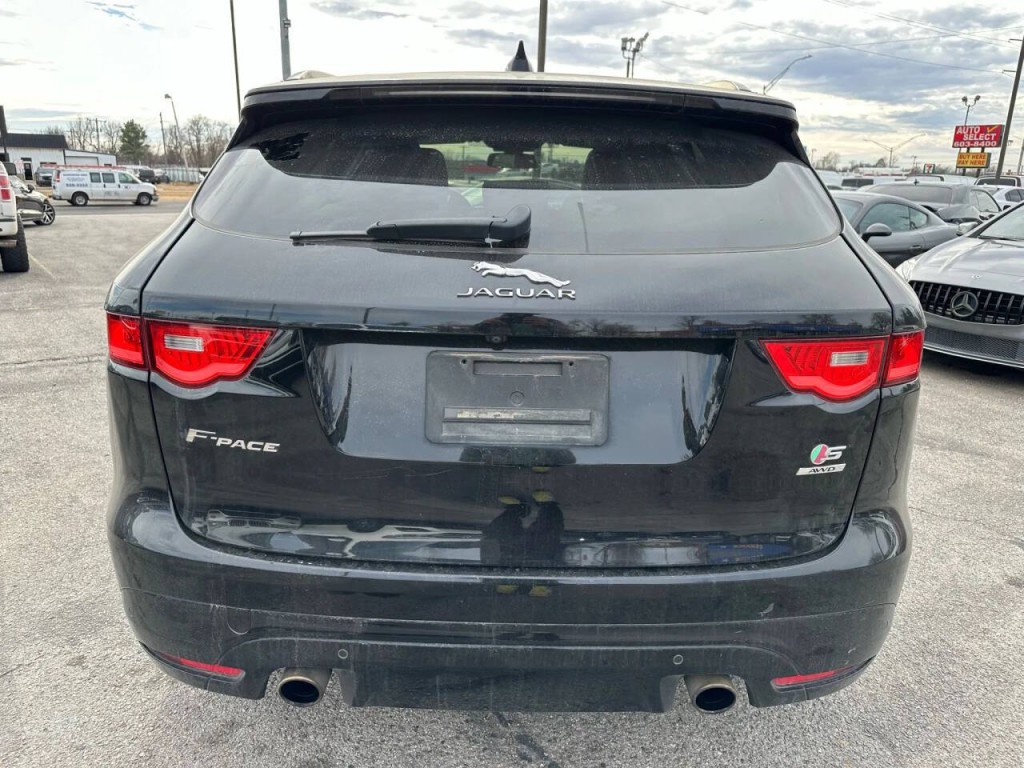 2017 Jaguar F-PACE Image 31