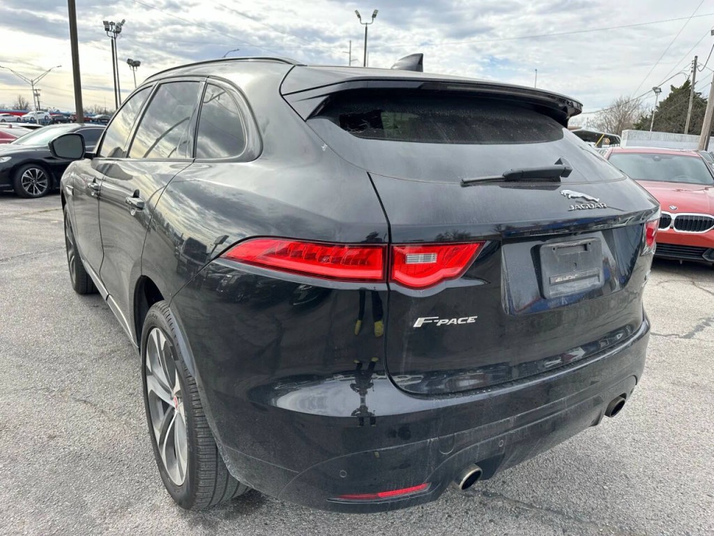2017 Jaguar F-PACE Image 32