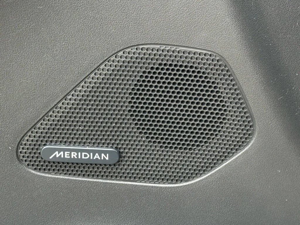 2017 Jaguar F-PACE Image 38