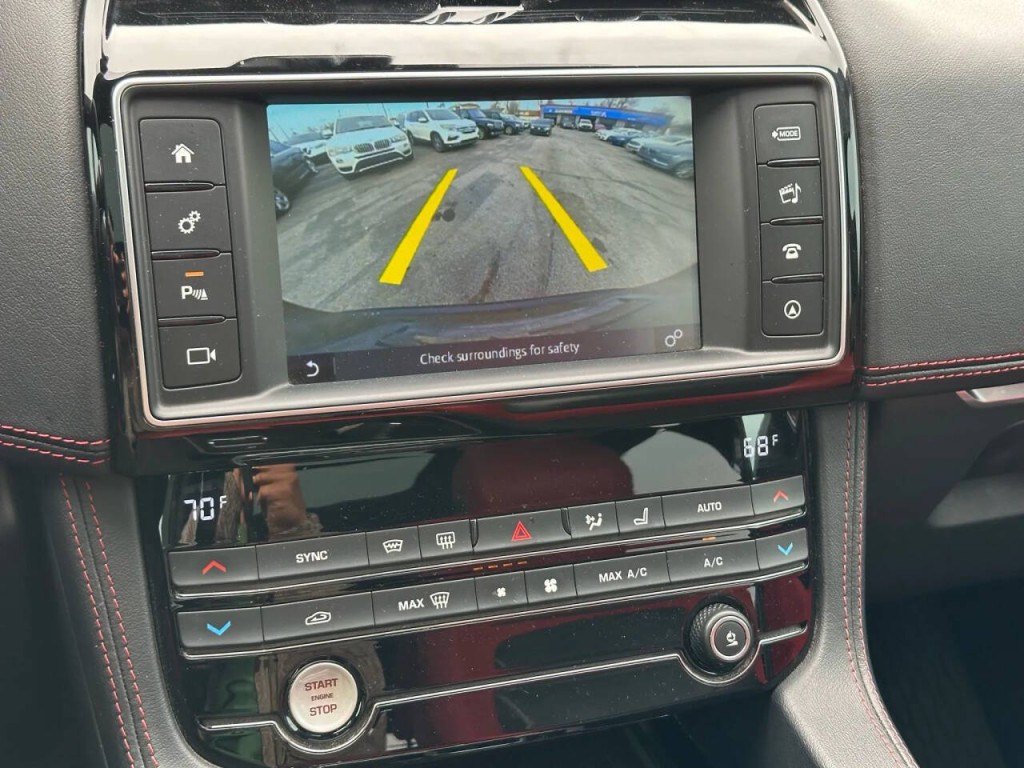 2017 Jaguar F-PACE Image 39