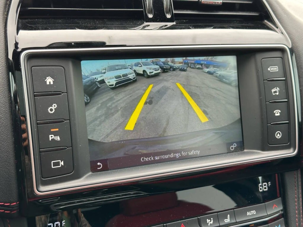 2017 Jaguar F-PACE Image 40