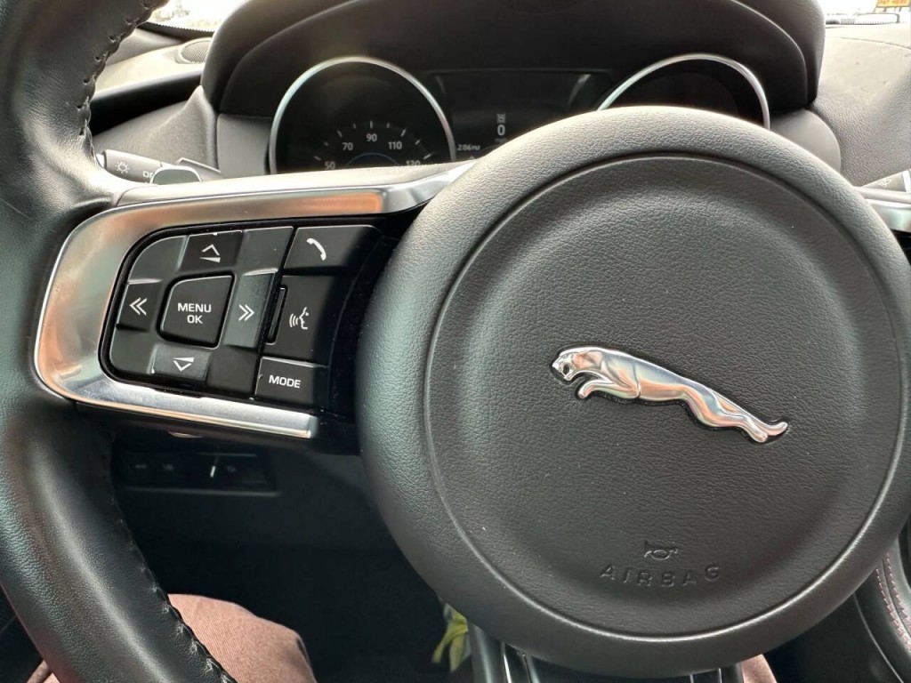 2017 Jaguar F-PACE Image 43