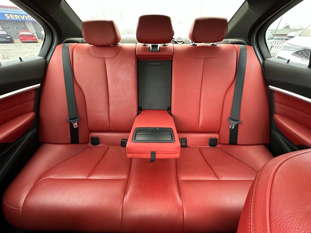 2016 BMW 3 Series Image 16