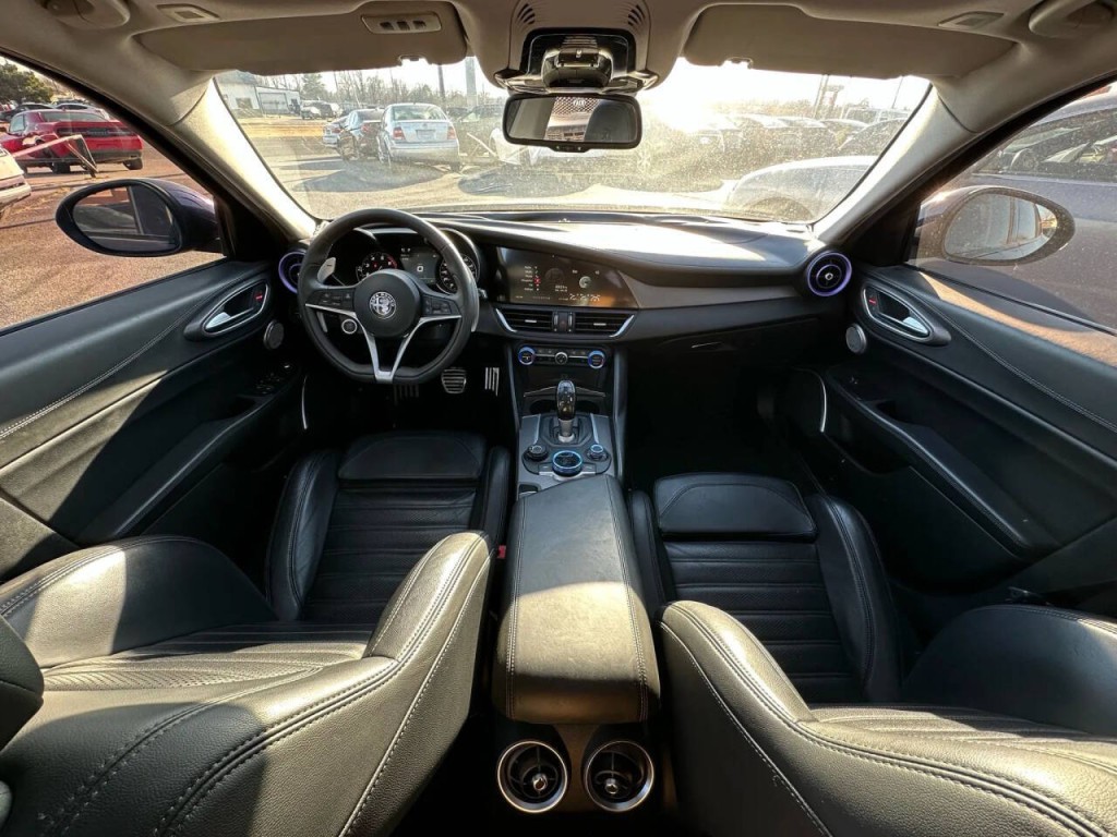 2017 Alfa Romeo Giulia Image 2