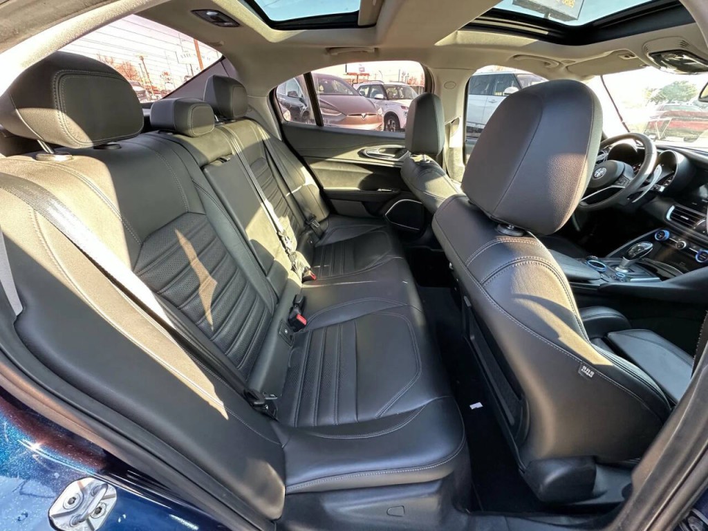 2017 Alfa Romeo Giulia Image 14