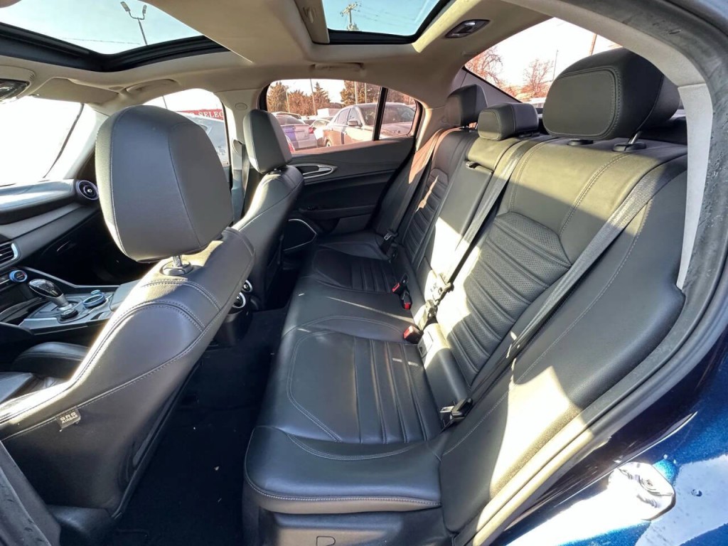 2017 Alfa Romeo Giulia Image 16