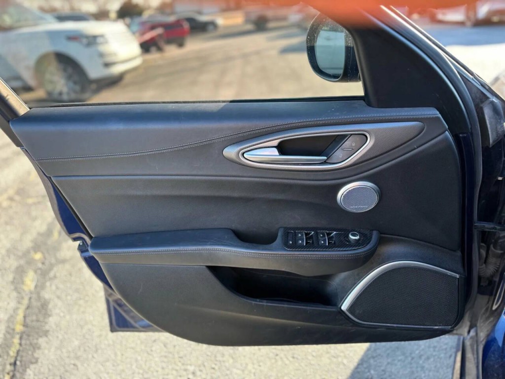 2017 Alfa Romeo Giulia Image 18