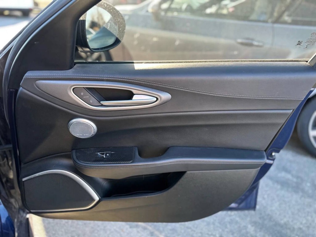 2017 Alfa Romeo Giulia Image 20