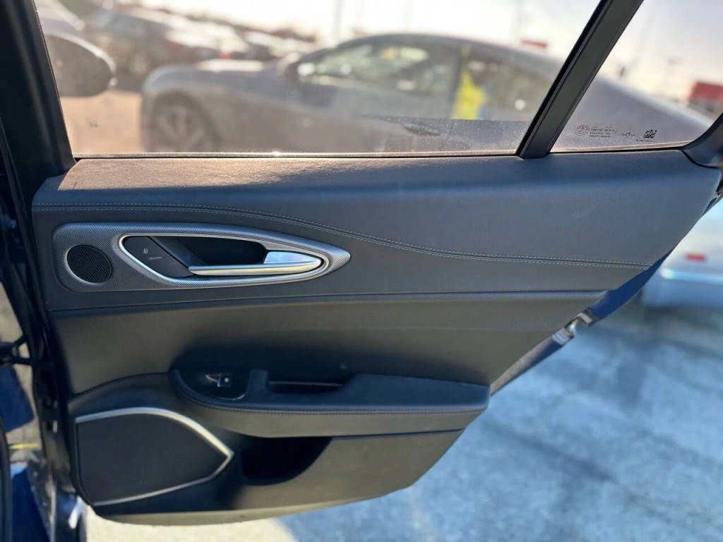 2017 Alfa Romeo Giulia Image 21