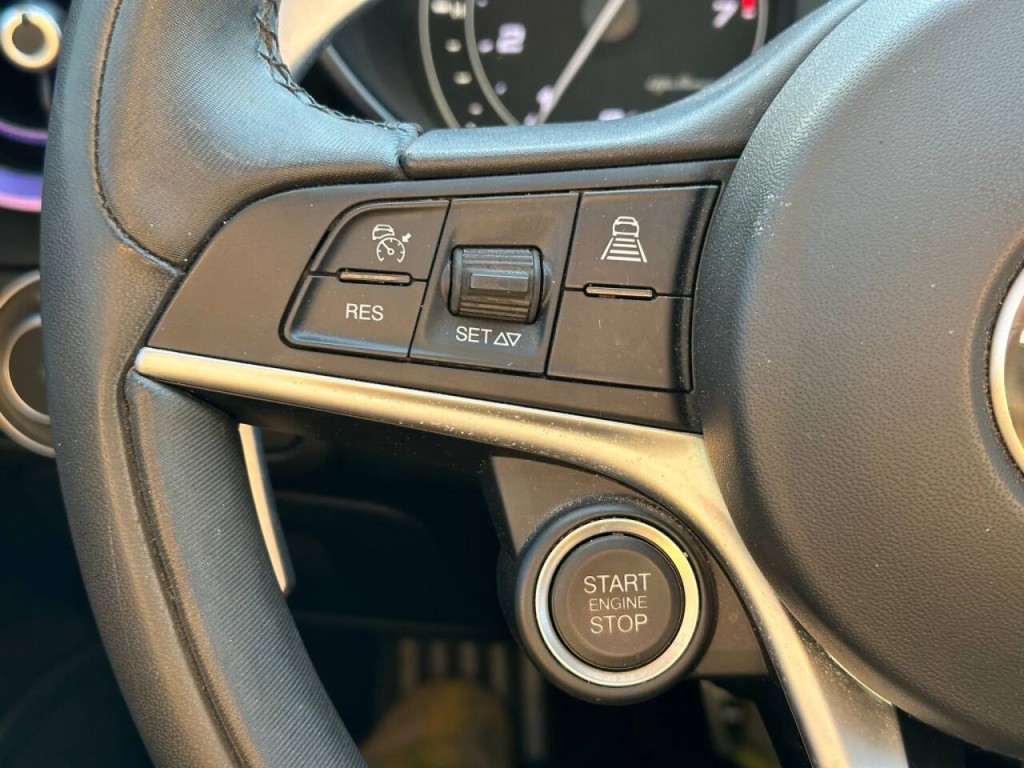 2017 Alfa Romeo Giulia Image 24