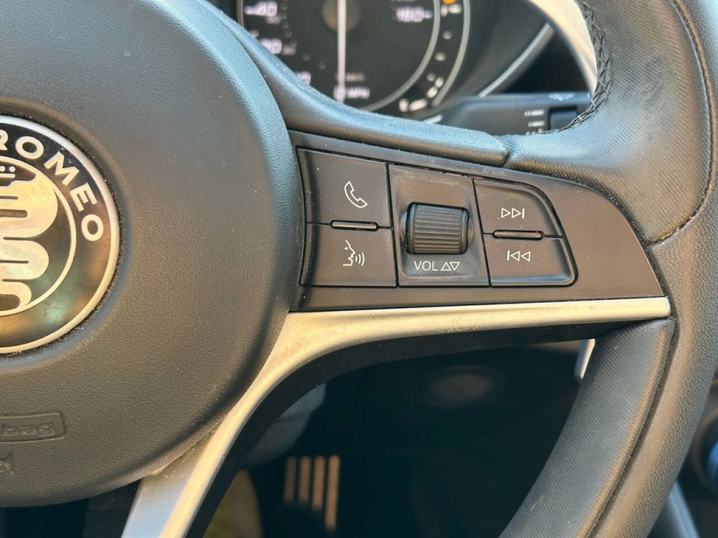 2017 Alfa Romeo Giulia Image 25