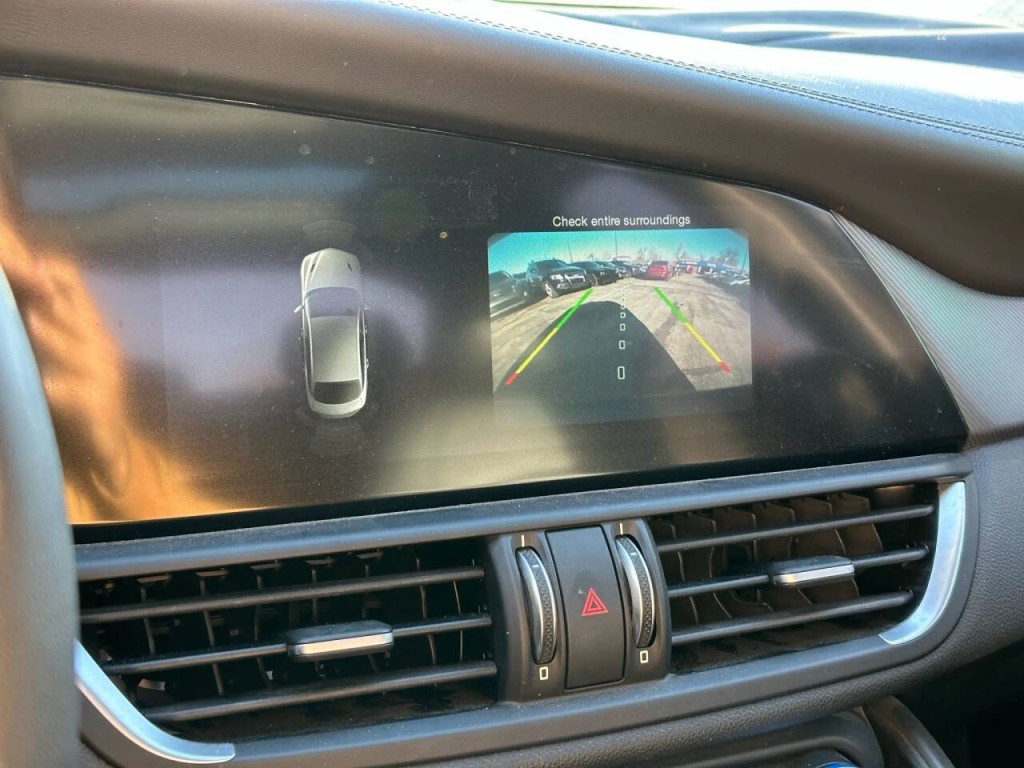 2017 Alfa Romeo Giulia Image 28