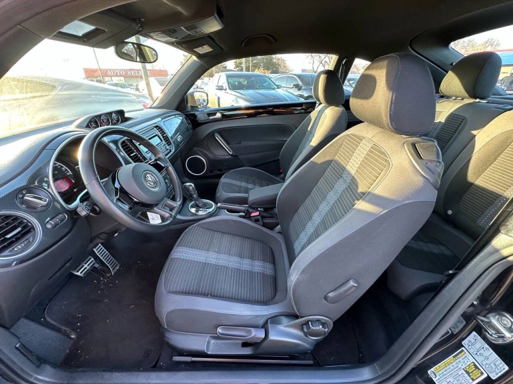 2013 Volkswagen Beetle Image 9