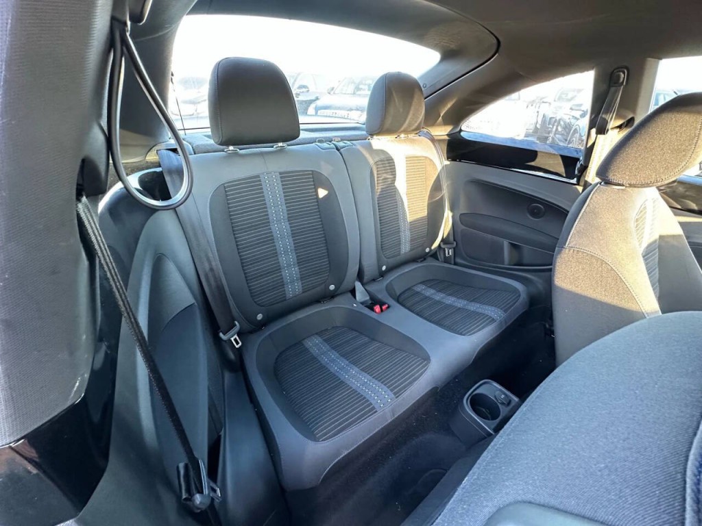 2013 Volkswagen Beetle Image 11