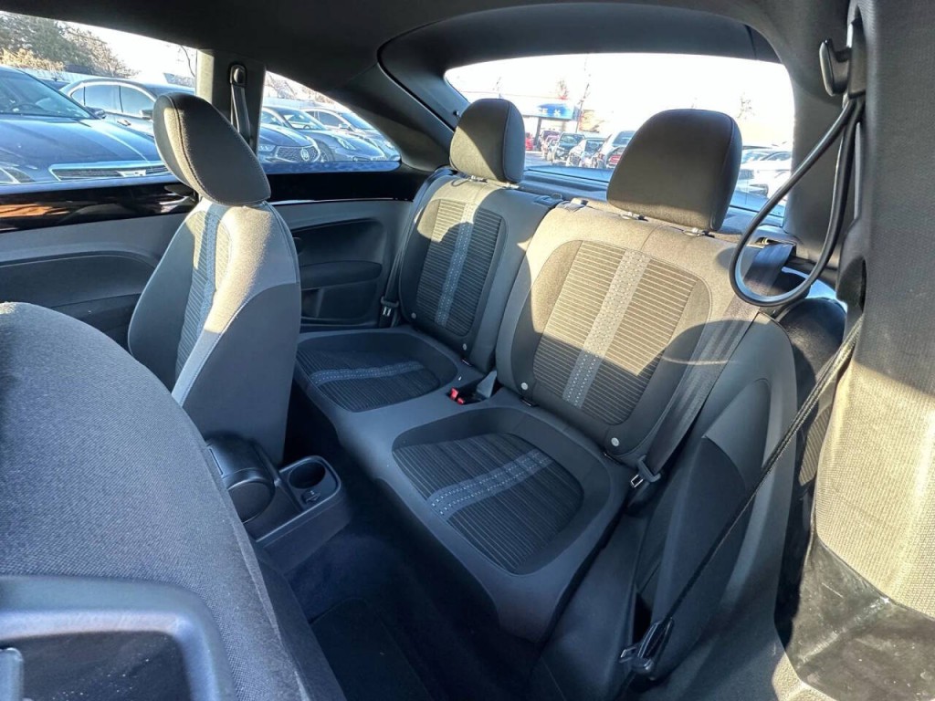 2013 Volkswagen Beetle Image 12