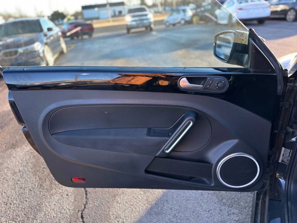 2013 Volkswagen Beetle Image 14