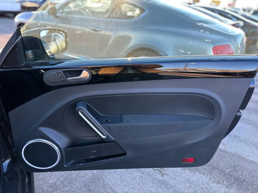 2013 Volkswagen Beetle Image 15